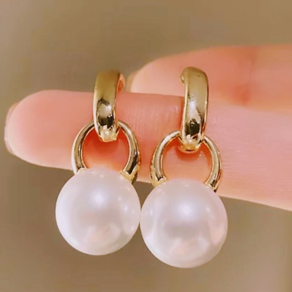 NEW Gold & Pearl Dangle Earrings Meghan Markle Designer Inspired Style - Picture 10 of 10